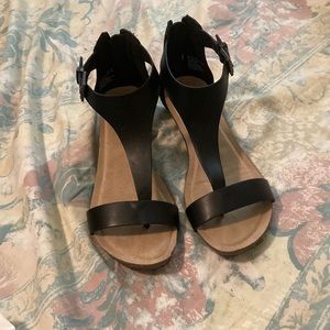 Kenneth Cole Women's Gal T-Strap Wedge Sandal